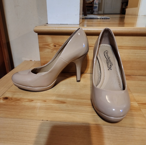 City Classified Women's Comfort Classic Pumps - Picture 2 of 13